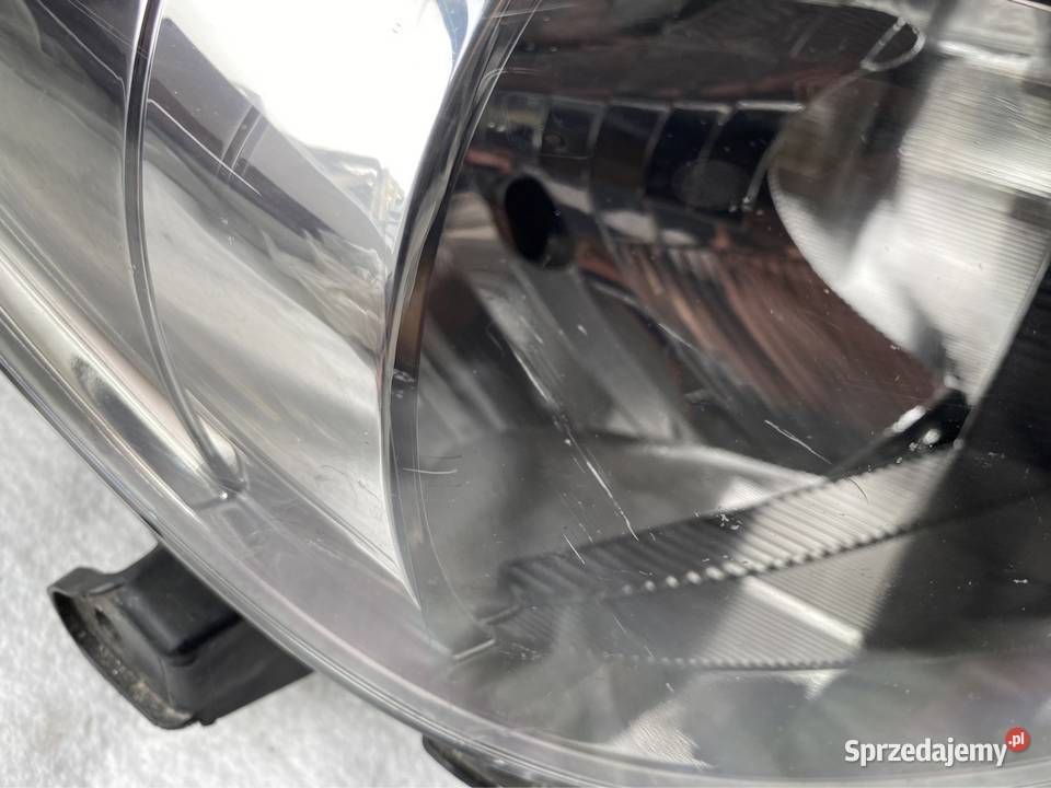 Lampa prawy przód Toyota Yaris III 1114 Rok produkcji 2013 Jasienica sprzedam