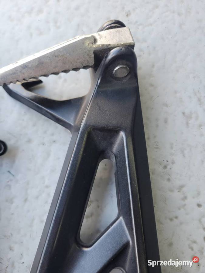 Suzuki gsx 8 R S podnóżek set prawy lewy Nowy Tomyśl