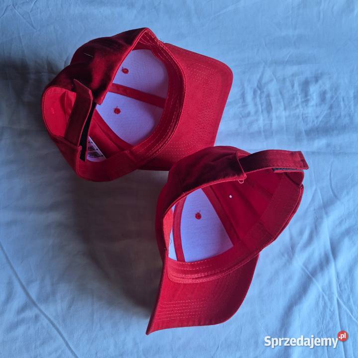 Czerwone czapki z daszkiem 2 sztuki nowe małopolskie Brzesko