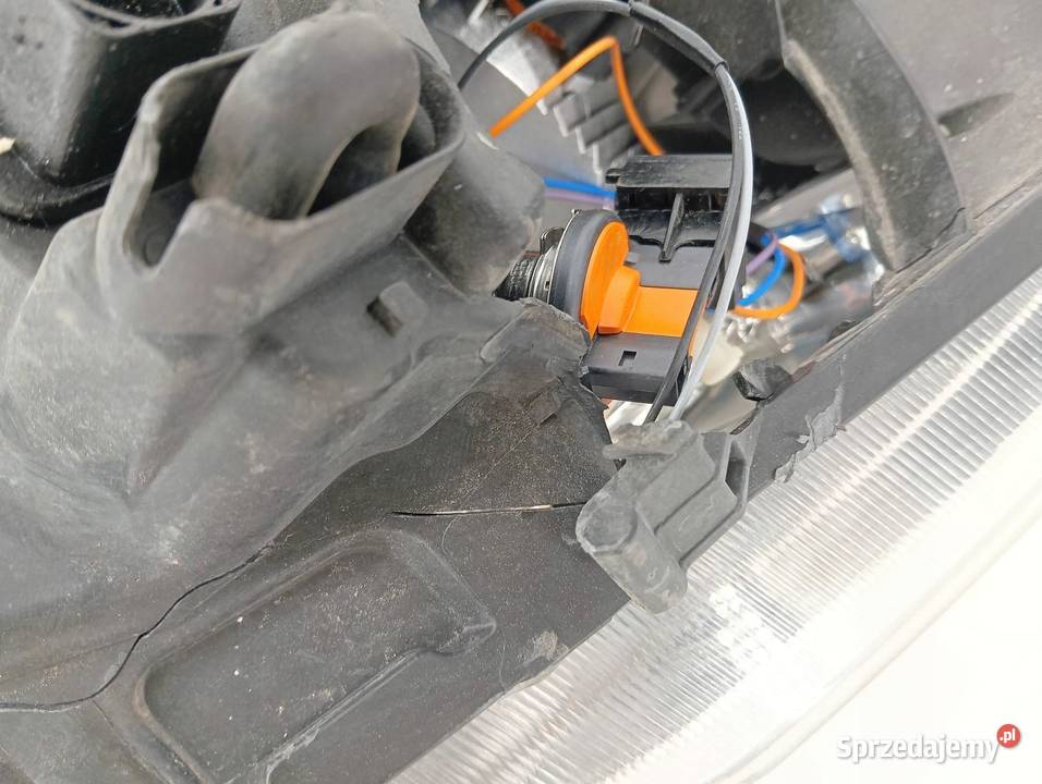 LAMPA PRZÓD PRAWA SOCZEWKA H7 BK2113D152B Ford