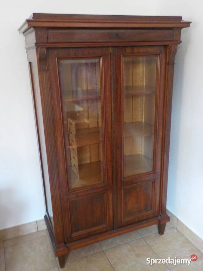 Biblioteczka z mosiężnymi zdobieniami z dworku