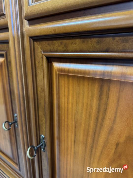 Drewniana komoda na cokole z trzema szufladami i Ełk