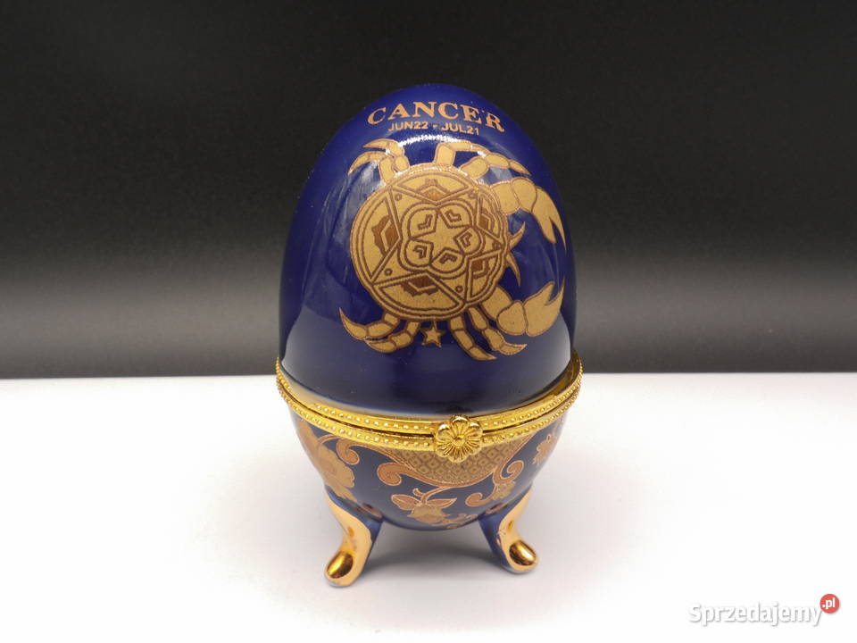 Szkatułka w kształcie jajka ozdobiona motywem