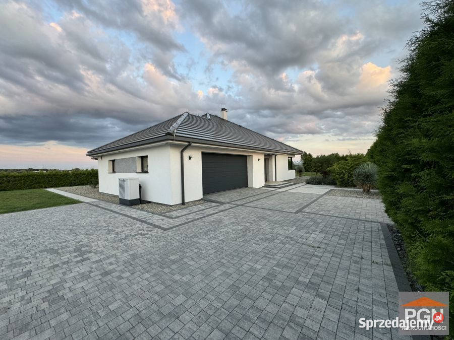 sprzedaży domu wolnostojącego 250m2 sprzedam