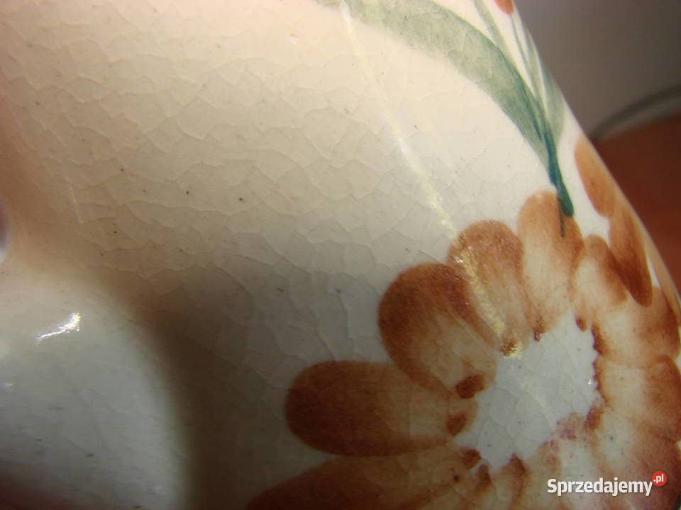 mały fajansowy dzbanek