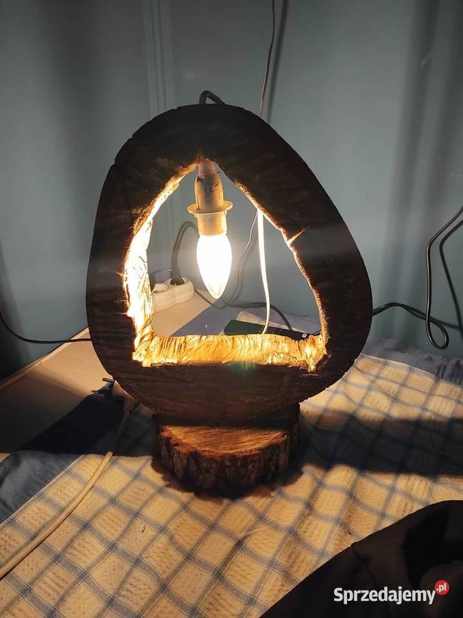 Lampka z drewna ręcznie robiona Ptaszkowa