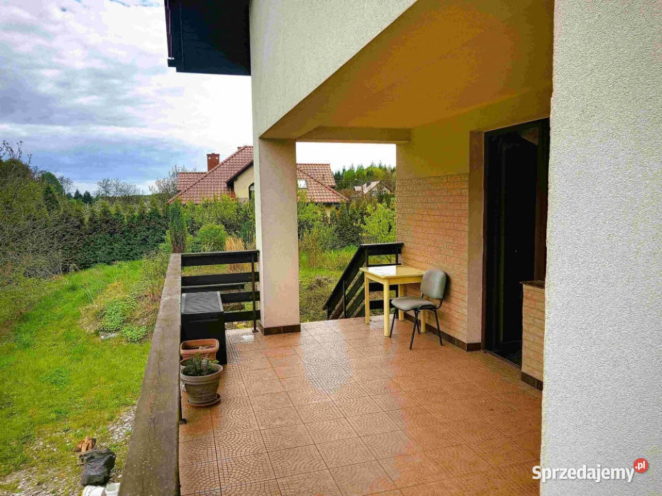 Duży dom z garażem na malowniczej działce 38a w asfalt