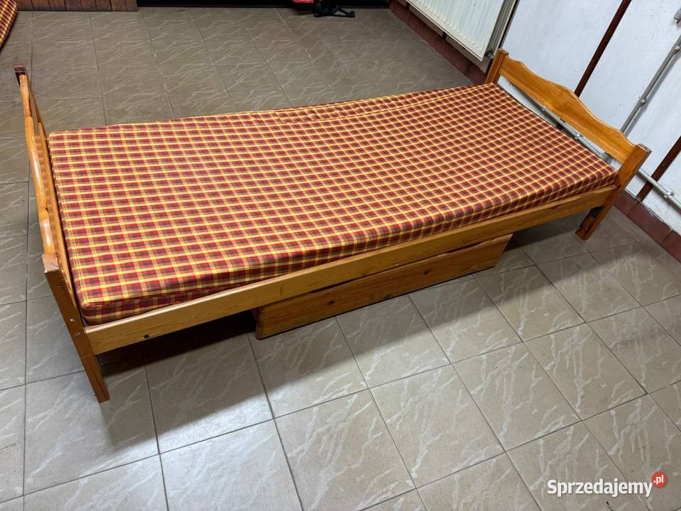 Łóżka drewniane z materacem i półką