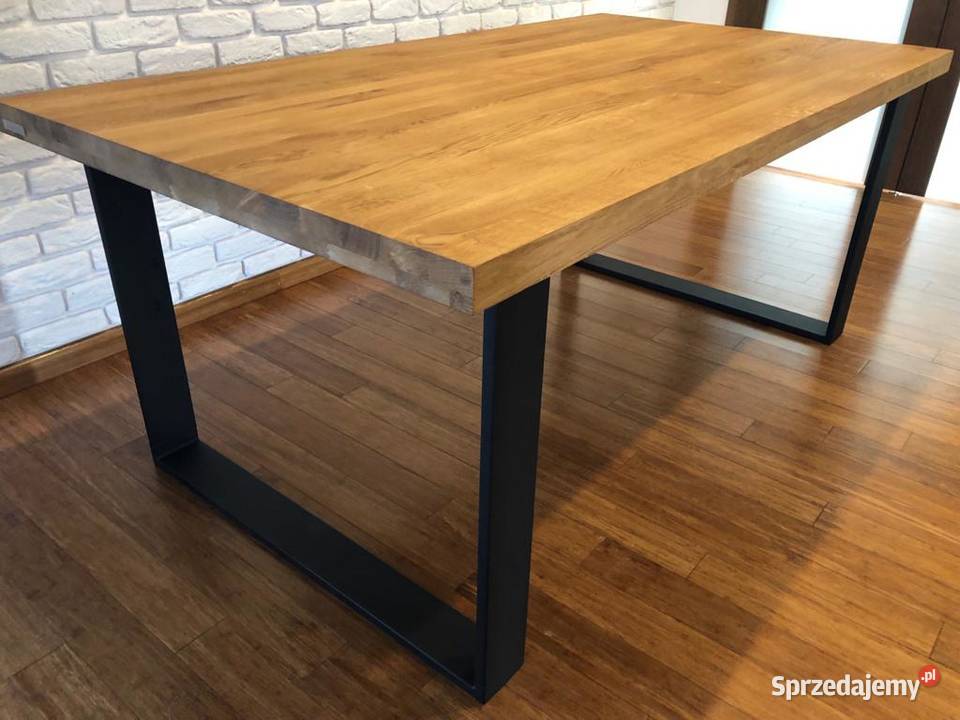 Stół z drewnianym blatem i industrialny w stylu loft