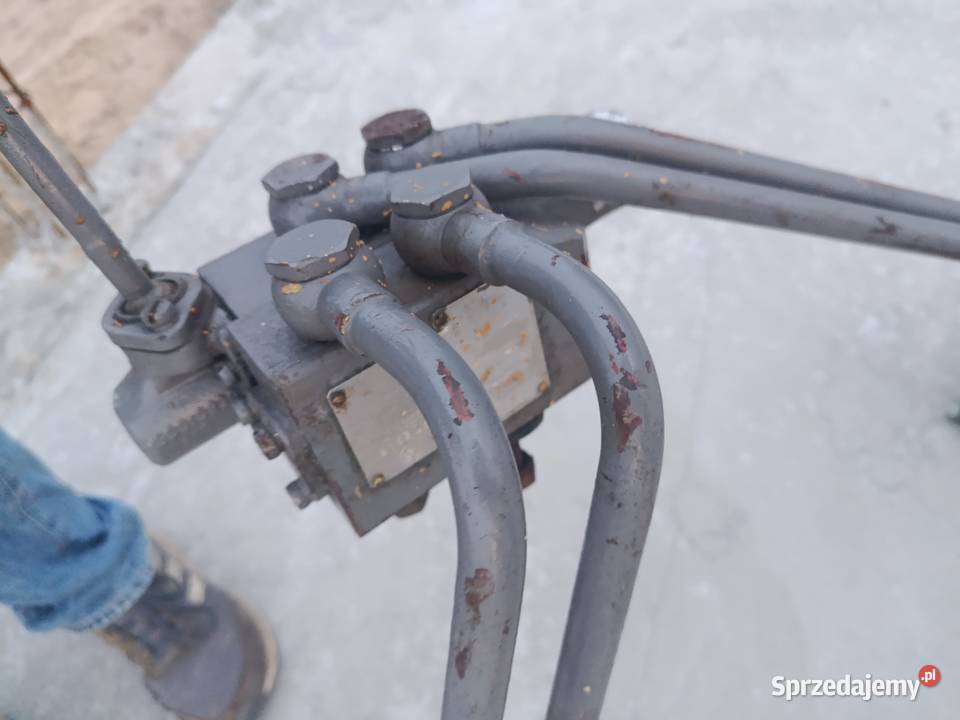 Rozdzielacz Ursus C330 na błotnik