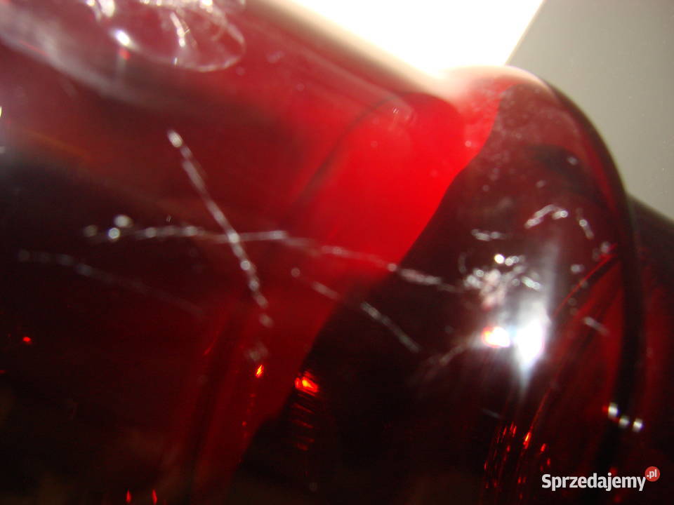 dzbanek czerwone szkło Pruszcz Gdański