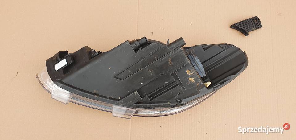 FORD FIESTA MK8 REFLEKTOR PRAWY LAMPA PRAWA osobowe Trzciel