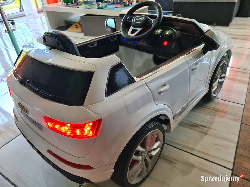 Audi Q7 na akumulator na pilot Steklno