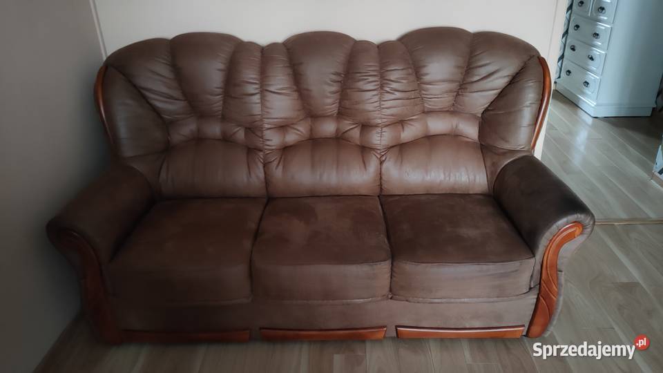 Sofa brązowa nierozkładana.