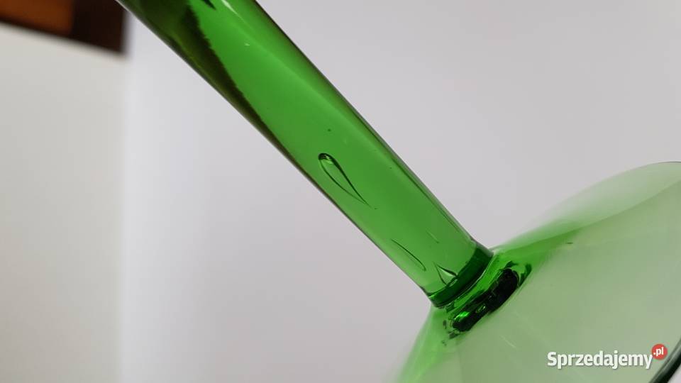Stare szlifowane kieliszki z zieloną nóżką szkło