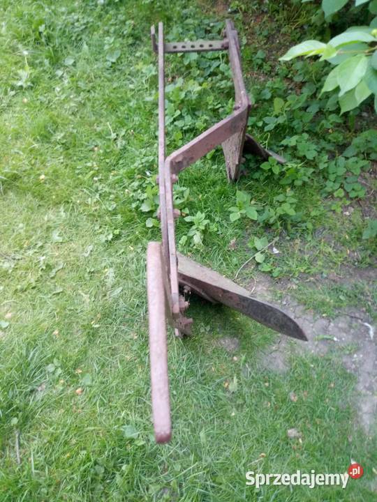 Zabytkowy pług konny dwuskibowy Sejny