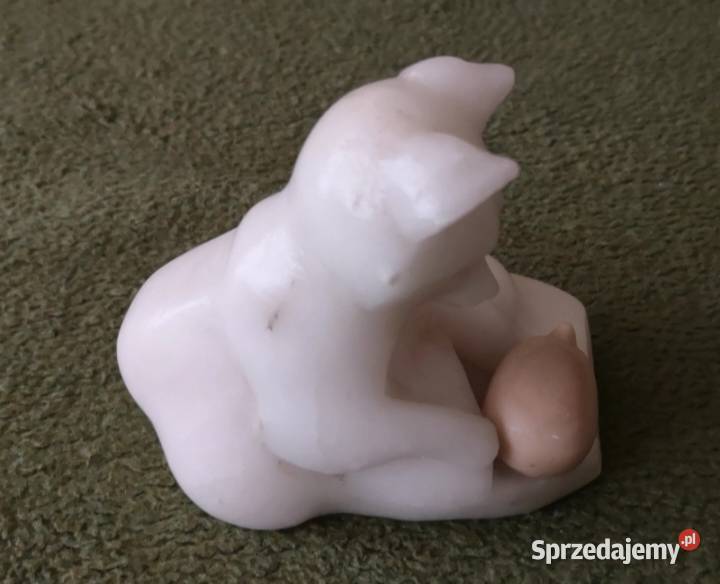 Modernistyczny lisek zaciekawiony jeżem rzeźba z śląskie