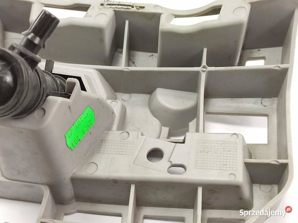 ZAŚLEPKA SPRYSKIWACZA LEWA SKODA OCTAVIA III osobowe