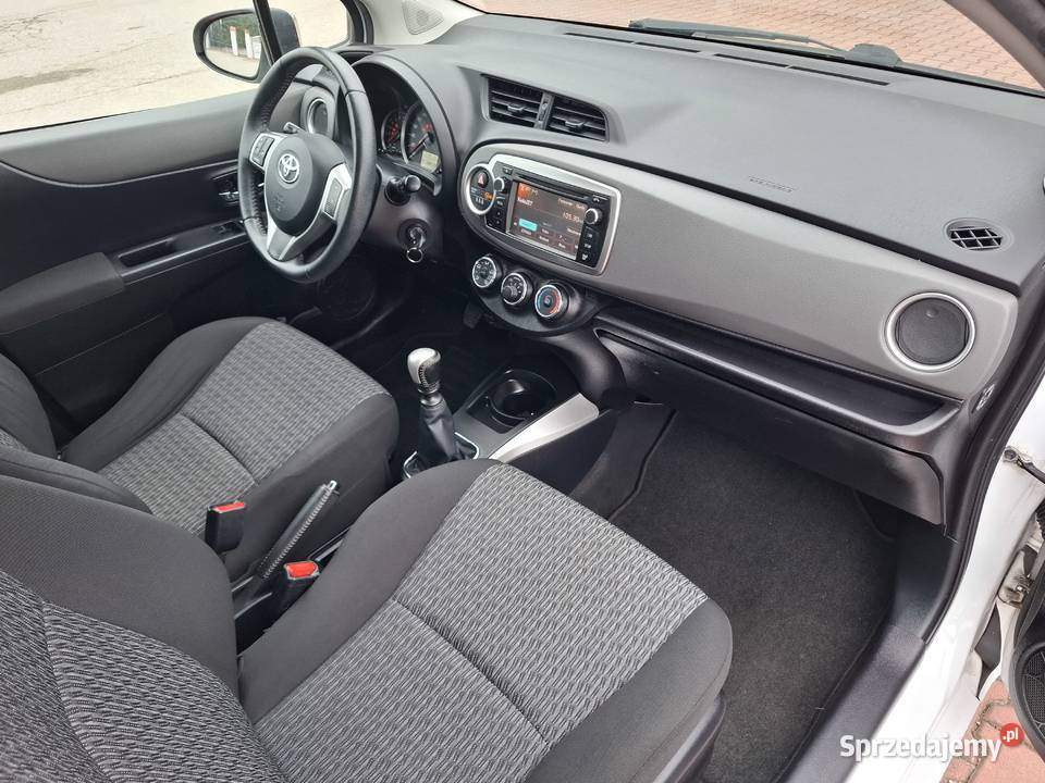 Toyota Yaris 133 VVTi 99SerwisSuper Stan Rok produkcji 2013 Pawłów sprzedam