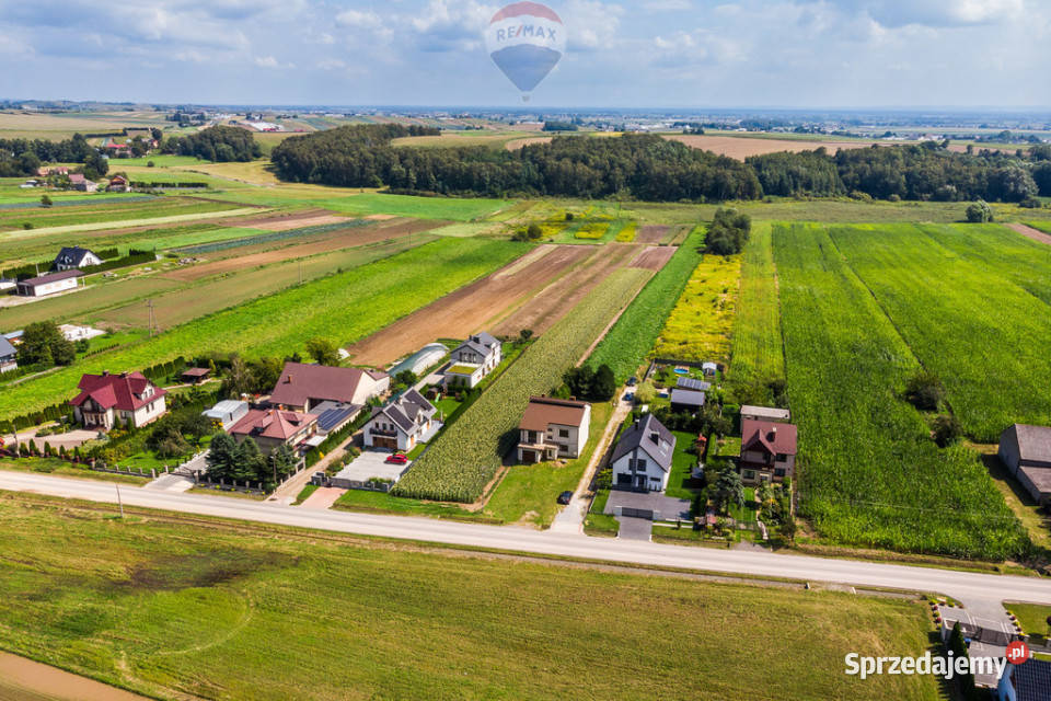 Dom z dużą działką balkon