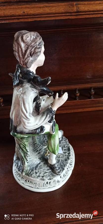 Siedzący chłopiec z pieskiem Figurka bez Gdańsk