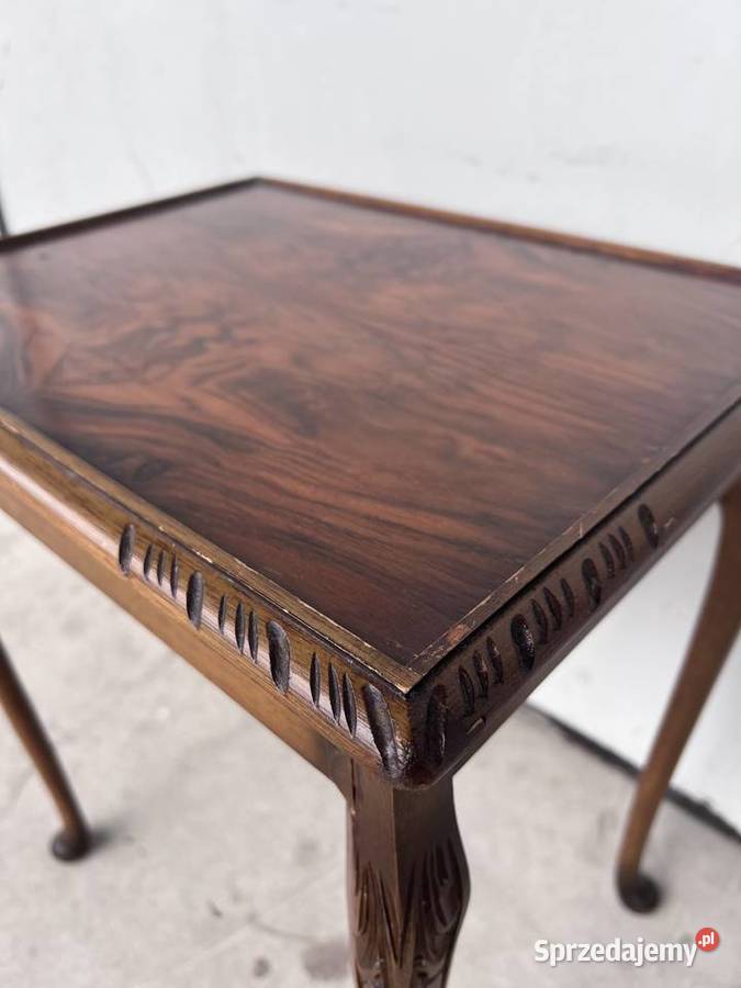 Drewniany stolik z rzeźbionymi nogami styl Rawicz