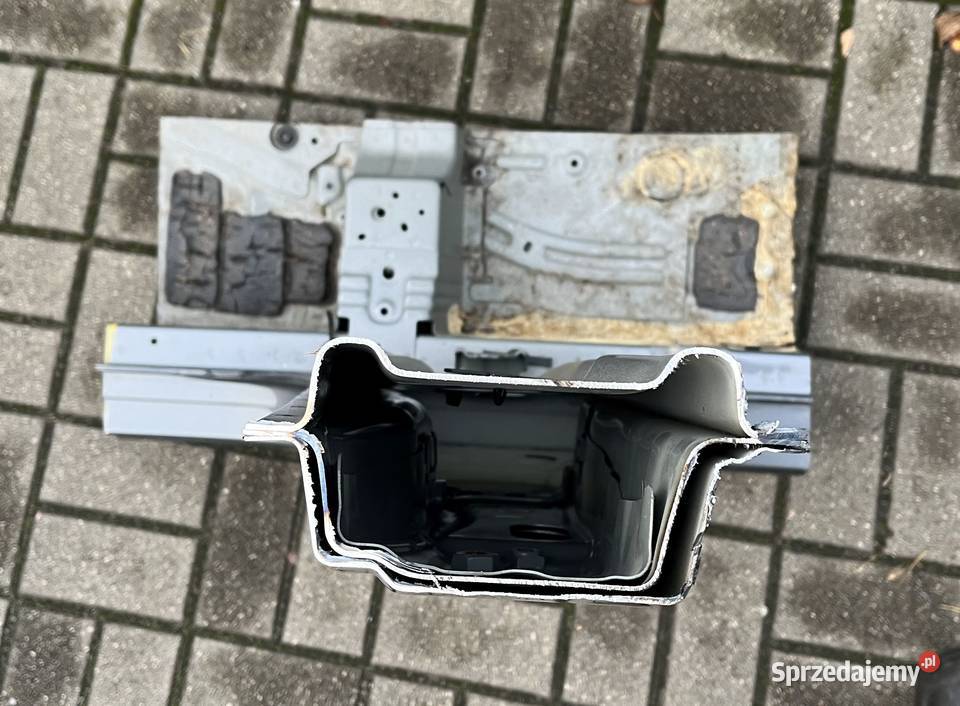 Nissan Qashqai III J12 próg lewy środkowy słupek Poznań