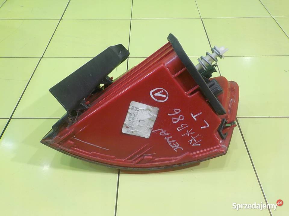 VW JETTA VI 14 TSI 12r SEDAN 4D lampa lewa tyl mazowieckie Suków