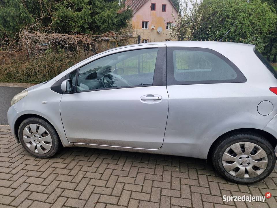 Toyota Yaris nieuszkodzony Yaris