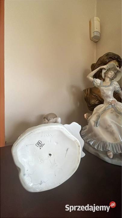 Figurka dziewczyny z chłopcem Figurka NAO Z Gdańsk