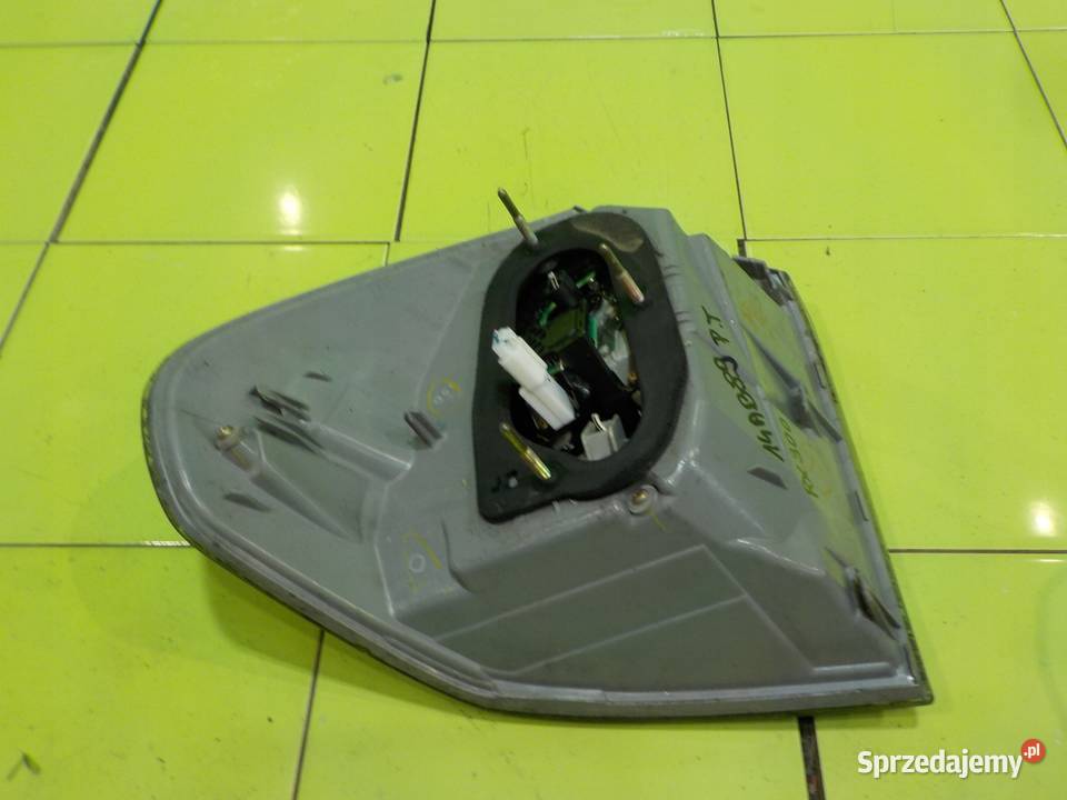 LEXUS RX300 II 30 B 03r 5D lampa prawa tyl