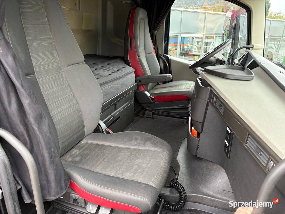 Mega ciagnik Volvo FH Lowdeck Warszawa