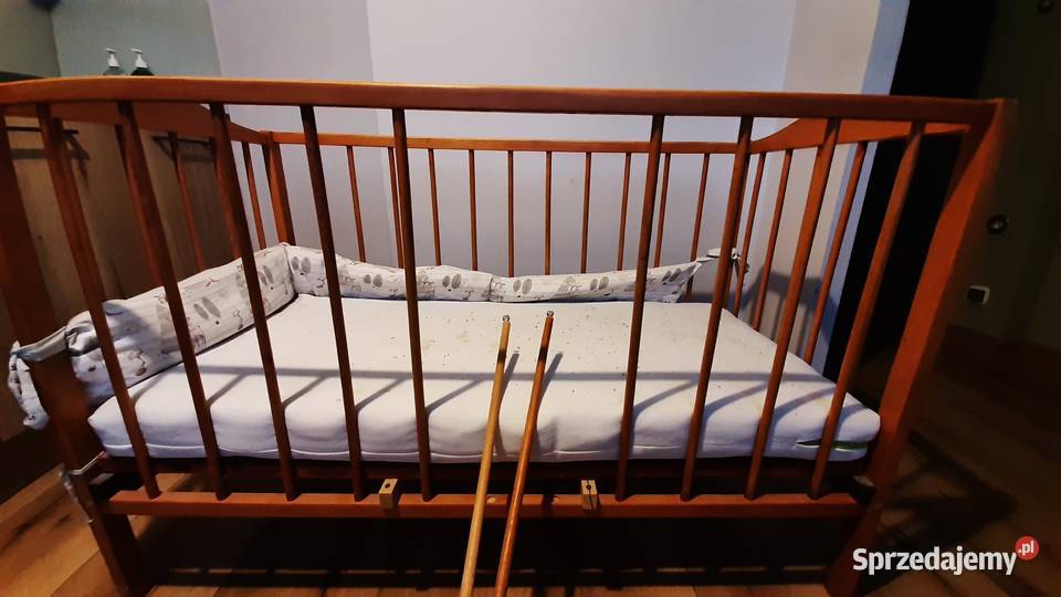 Łóżeczko drewniane dziecięce z materacem sprzedam