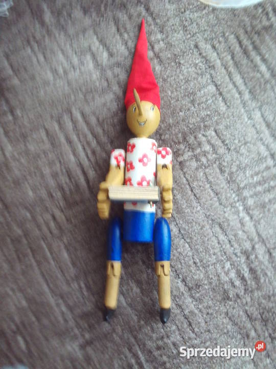 UnikatDrewniany wielki Pinokio czytający bajkę Kalisz