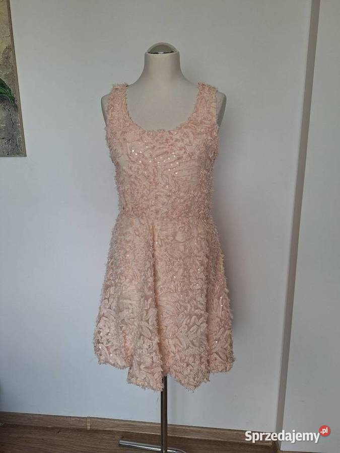 Nowa pudrowa błyszcząca sukienka na wesele Kraków