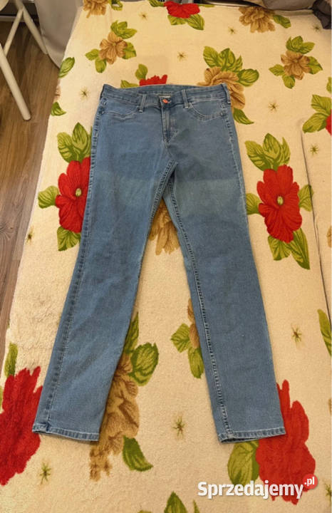 Jasnoniebieskie obcisłe jeansy jeansowe modne na Łódź