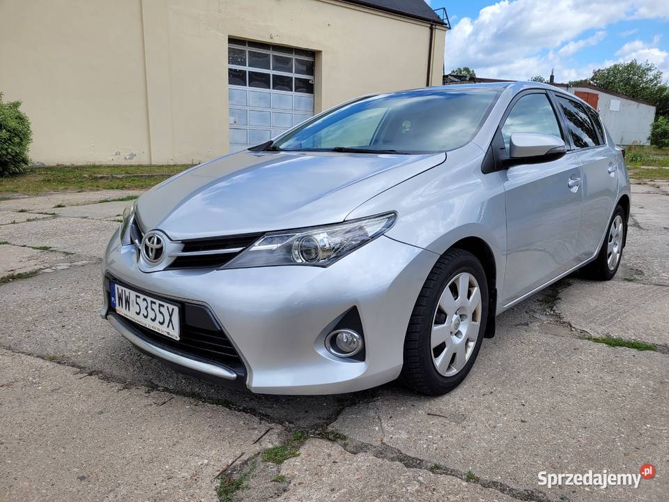 Toyota Auris II hatchback 16 Benzyna 132 Rok produkcji 2013 Sochaczew