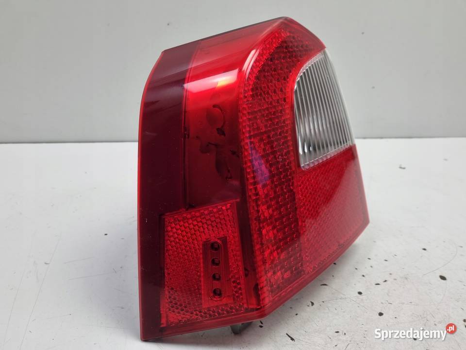 Volvo V70 III XC70 TYLNIA TYLNA LAMPA LEWA lewy Janów