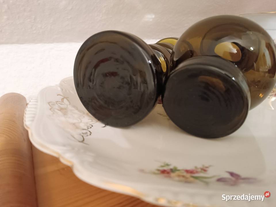 Szklane świeczniki w kolorze oliwkowym