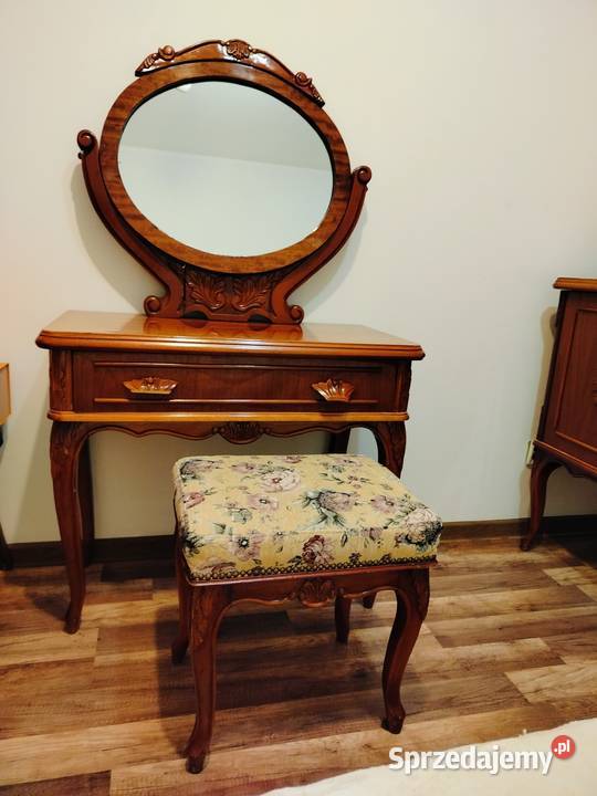 Toaletka Ludwikowska z pięknym pufem Tczew