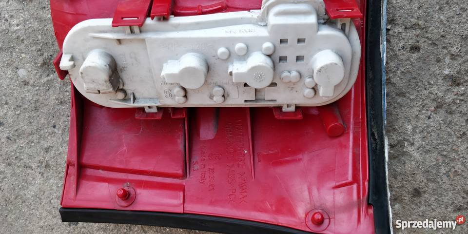 Komplet Lampy tylne do Audi A4 B6 Avant Wąsosz