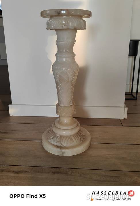 Kolumna z alabastru kwietnik