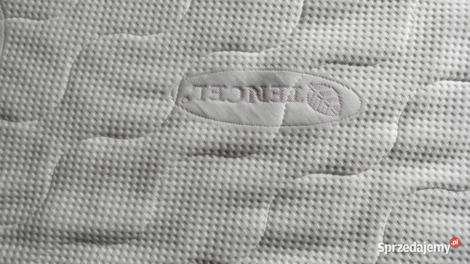 Łóżko z materacem