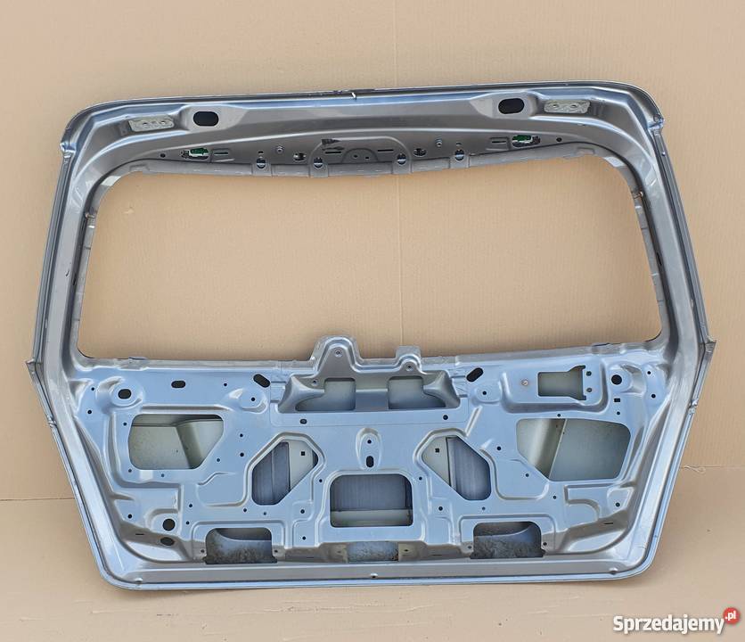 MB W204 KLAPA TYŁ KOMBI ŚWIATŁO STOP części blacharskie