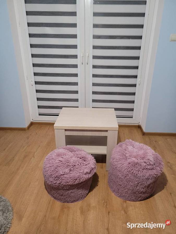 Stolik z pufami Pufy i podnóżki Lubojenka
