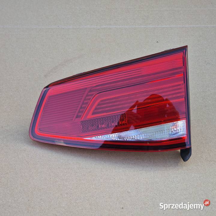 VW PASSAT B8 KOMBI LAMPA PRAWA TYLNA W KLAPĘ Bieleń