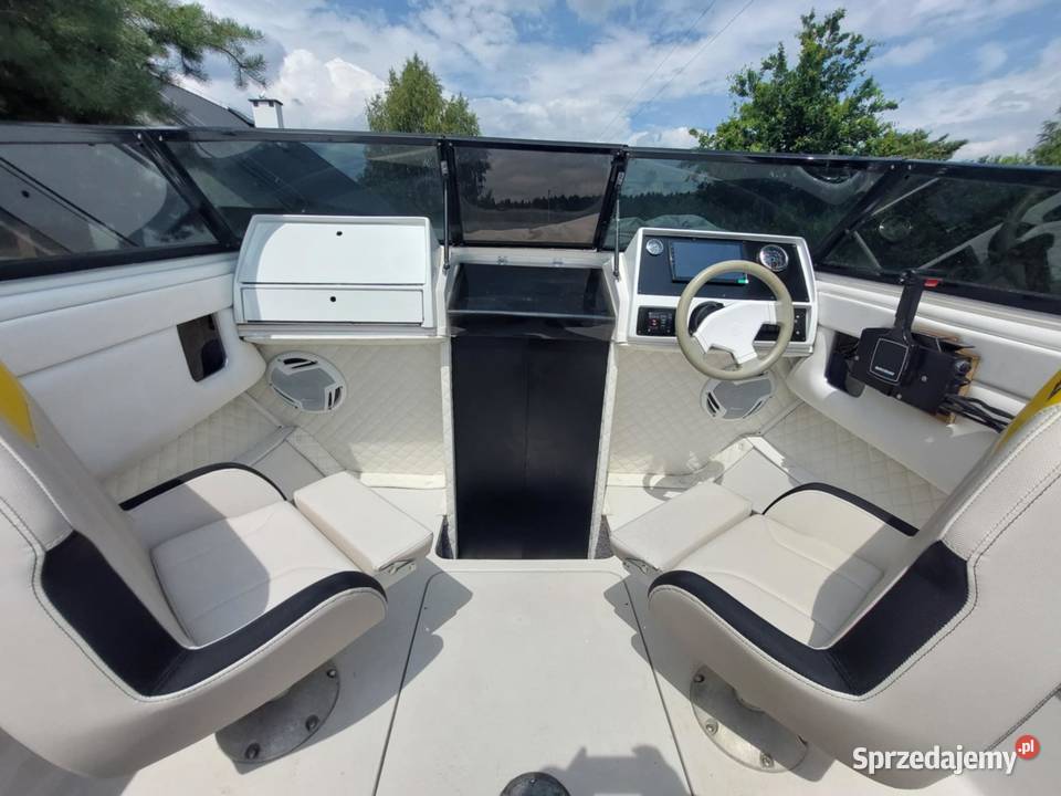 Motorówka Four Winns Sundowner 205 remoncie