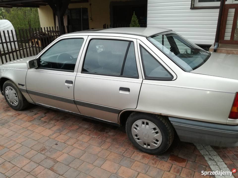 Opel Kadett Sedan 1990 dobra Grabiny