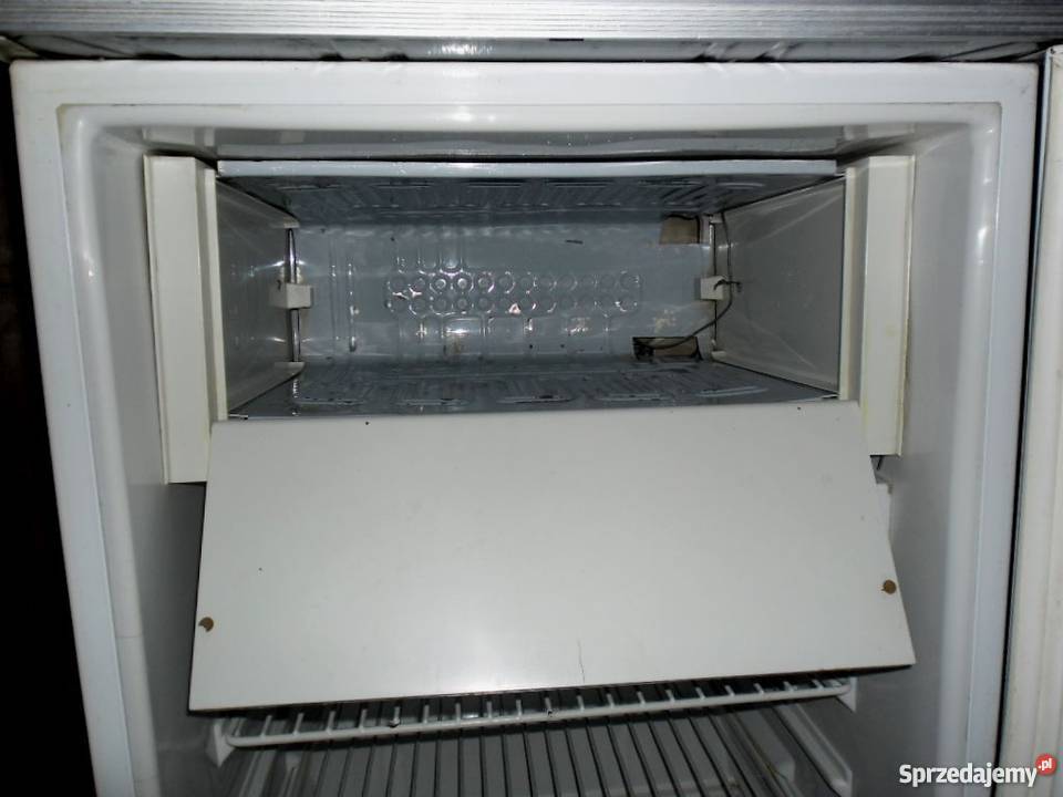 małą lodówkę