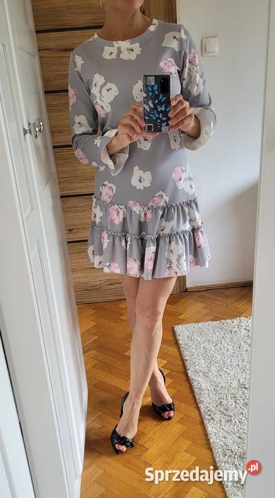 Piękna szara sukienka w kwiaty w kolorze różu Głuszyca